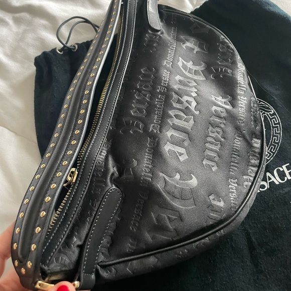 Versace half moon shoulder bag black with studs vintage 90’s - Picture 7 of 16